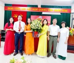 Đại biểu Phường Phú Lương tặng hoa cho Đại hội